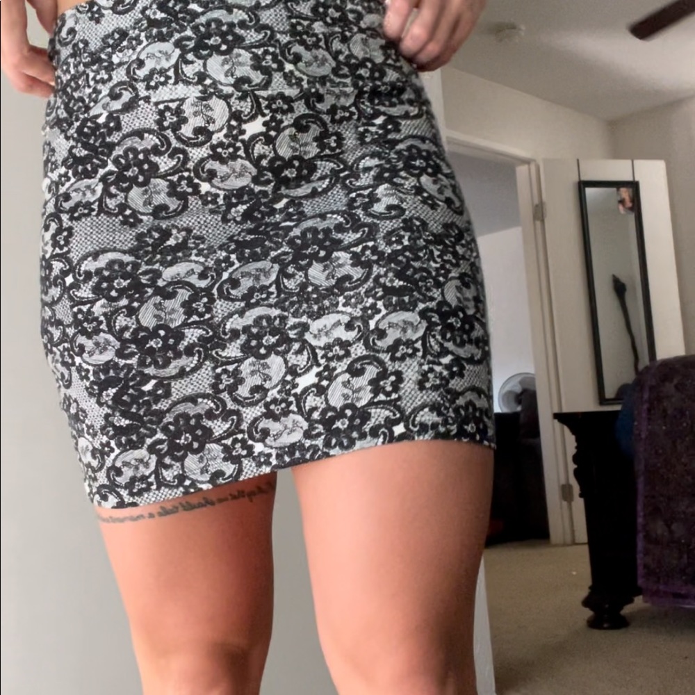 5/$20 black and white pencil skirt